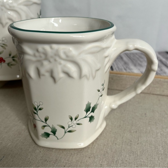 Pfaltzgraff, Set of 2 Winterberry Pattern, Sculpted Mugs, 16 oz, Stoneware - Picture 5 of 16